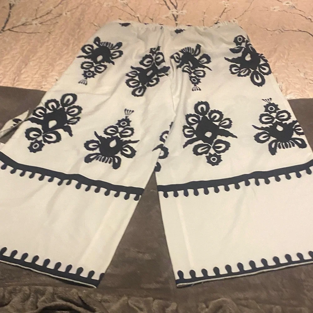 White and black Two piece set. - Picture 3 of 6